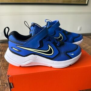 Nike Cosmic Runner - New in Box. Size 11.5 Little Kid.